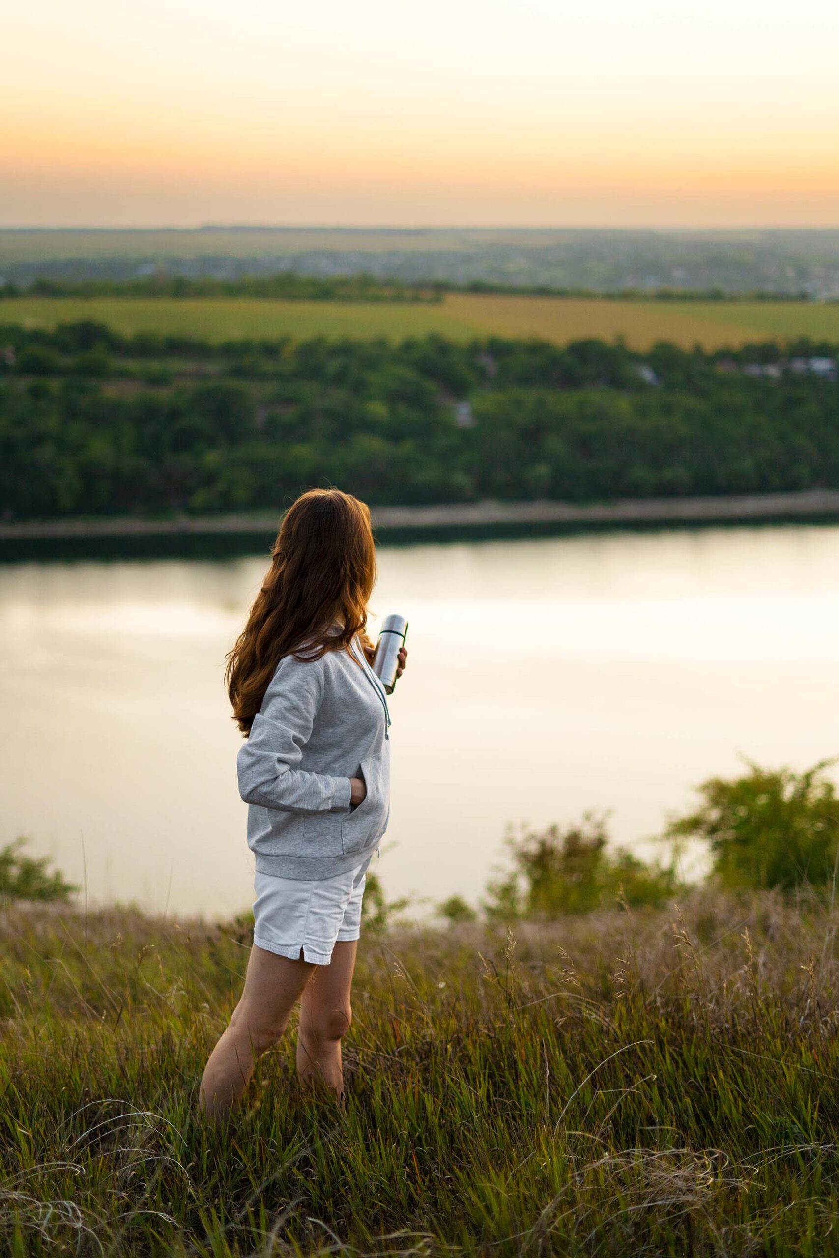 mujer-de-vista-lateral-posar-aire-libre